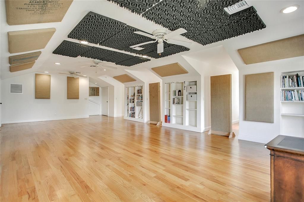 For Sale: $2,895,000 (6 beds, 5 baths, 6163 Square Feet)