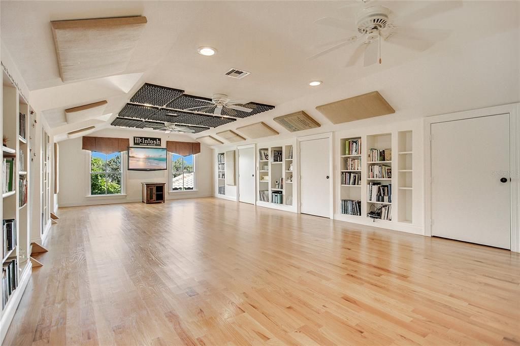 For Sale: $2,895,000 (6 beds, 5 baths, 6163 Square Feet)