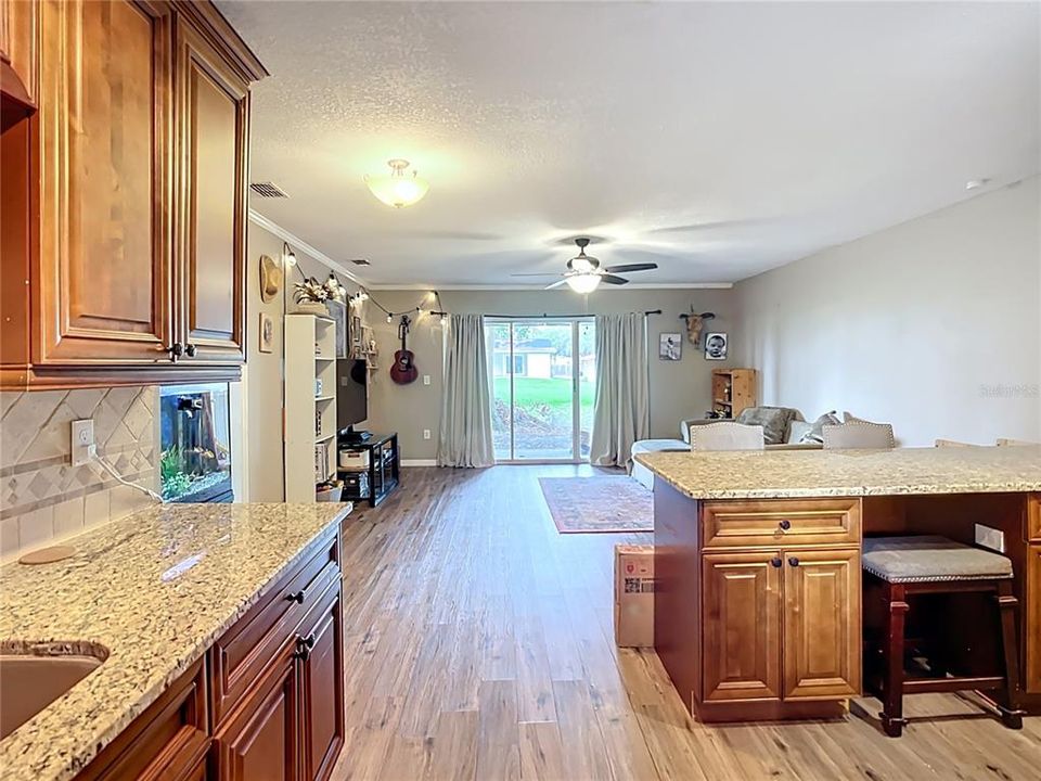 Active With Contract: $1,600 (2 beds, 1 baths, 1000 Square Feet)