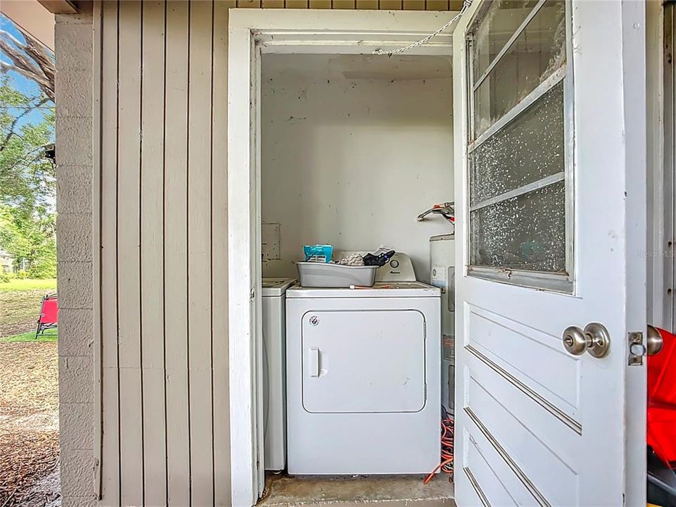 Active With Contract: $1,600 (2 beds, 1 baths, 1000 Square Feet)