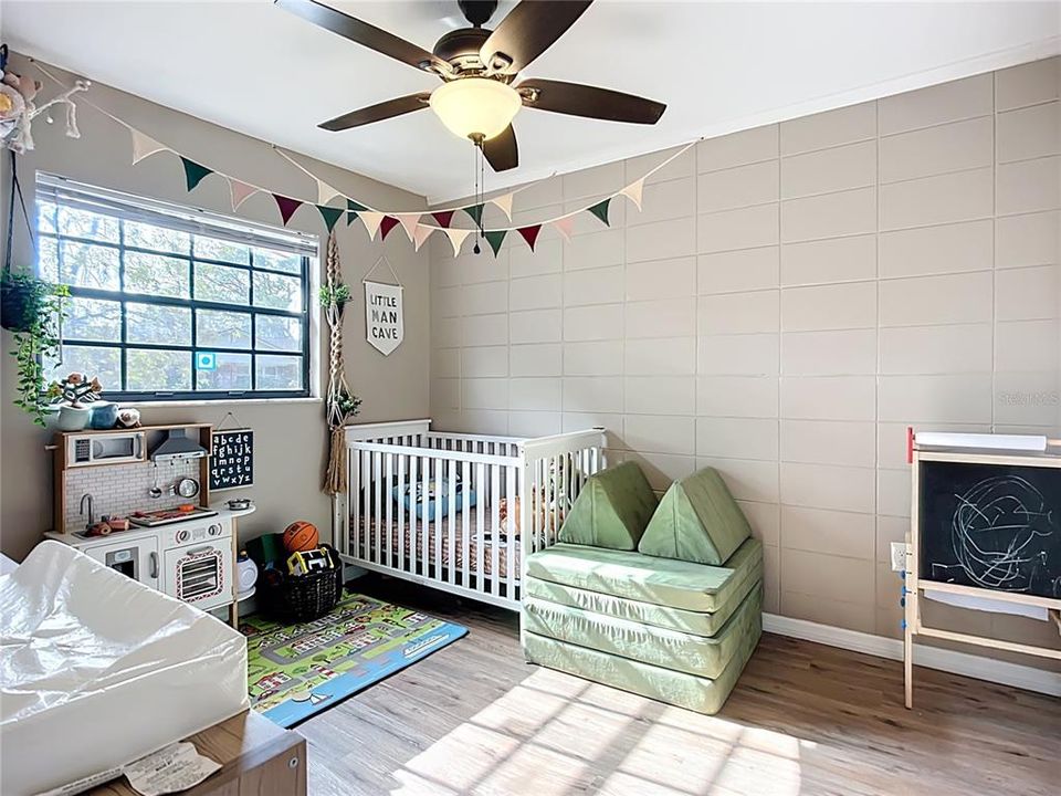 Active With Contract: $1,600 (2 beds, 1 baths, 1000 Square Feet)
