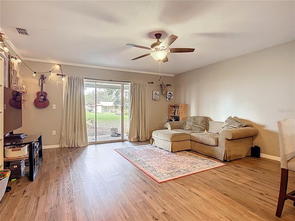 Active With Contract: $1,600 (2 beds, 1 baths, 1000 Square Feet)