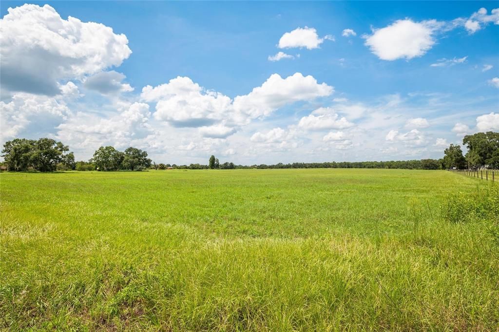 На продажу: $5,500,000 (39.40 acres)