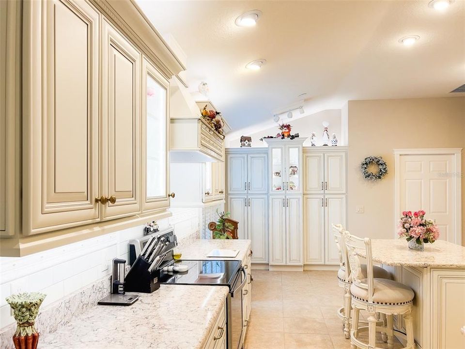 合同活跃: $625,000 (3 贝兹, 2 浴室, 2107 平方英尺)