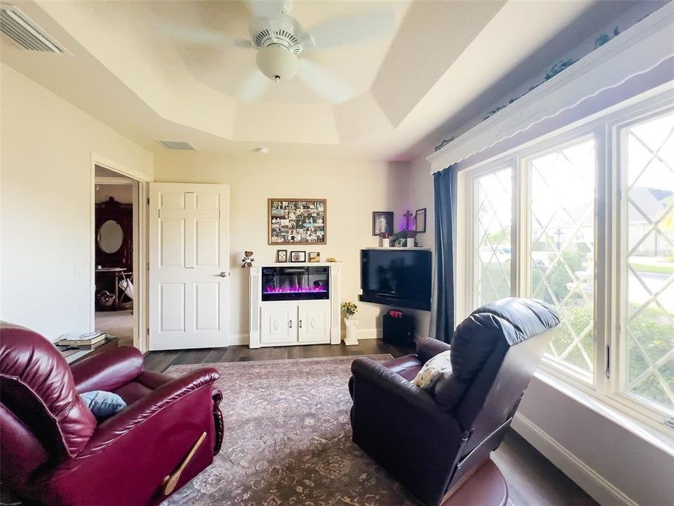 合同活跃: $625,000 (3 贝兹, 2 浴室, 2107 平方英尺)