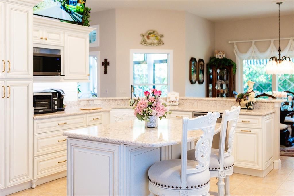 合同活跃: $625,000 (3 贝兹, 2 浴室, 2107 平方英尺)