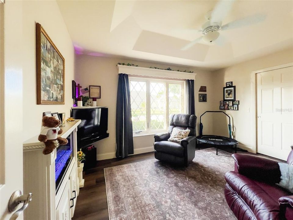 合同活跃: $625,000 (3 贝兹, 2 浴室, 2107 平方英尺)