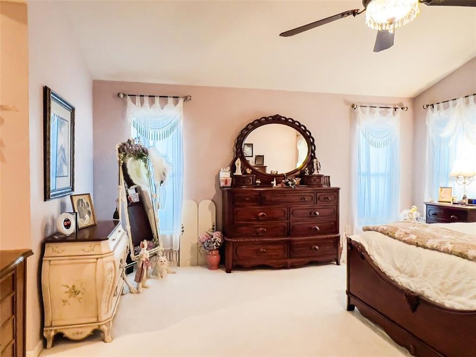 合同活跃: $625,000 (3 贝兹, 2 浴室, 2107 平方英尺)