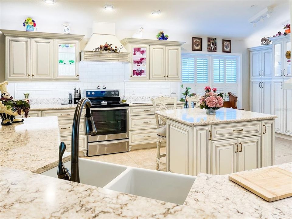 合同活跃: $625,000 (3 贝兹, 2 浴室, 2107 平方英尺)