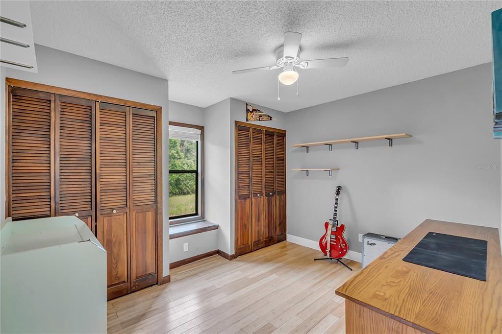 合同活跃: $254,900 (2 贝兹, 2 浴室, 1328 平方英尺)