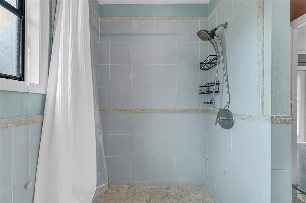 合同活跃: $254,900 (2 贝兹, 2 浴室, 1328 平方英尺)