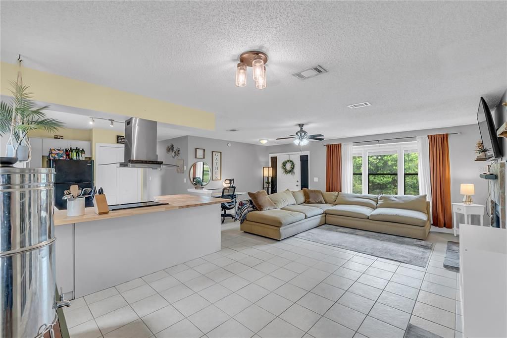 合同活跃: $254,900 (2 贝兹, 2 浴室, 1328 平方英尺)