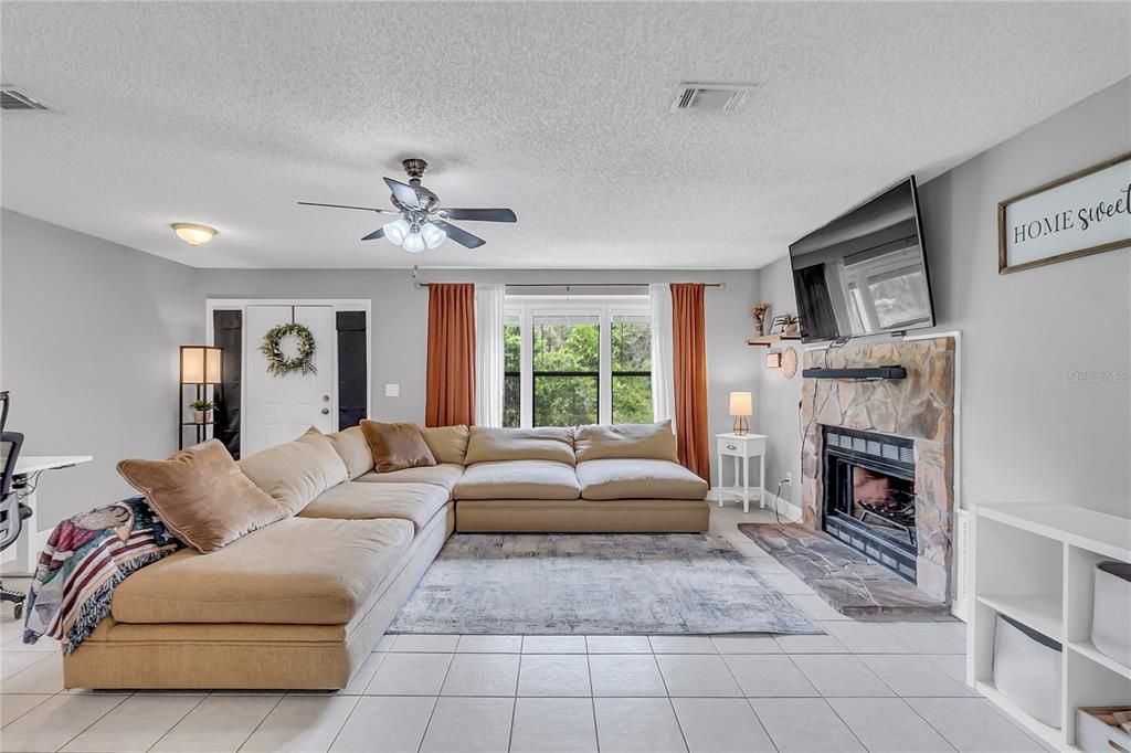 合同活跃: $254,900 (2 贝兹, 2 浴室, 1328 平方英尺)