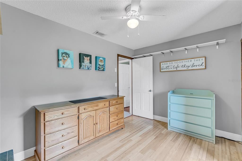 合同活跃: $254,900 (2 贝兹, 2 浴室, 1328 平方英尺)