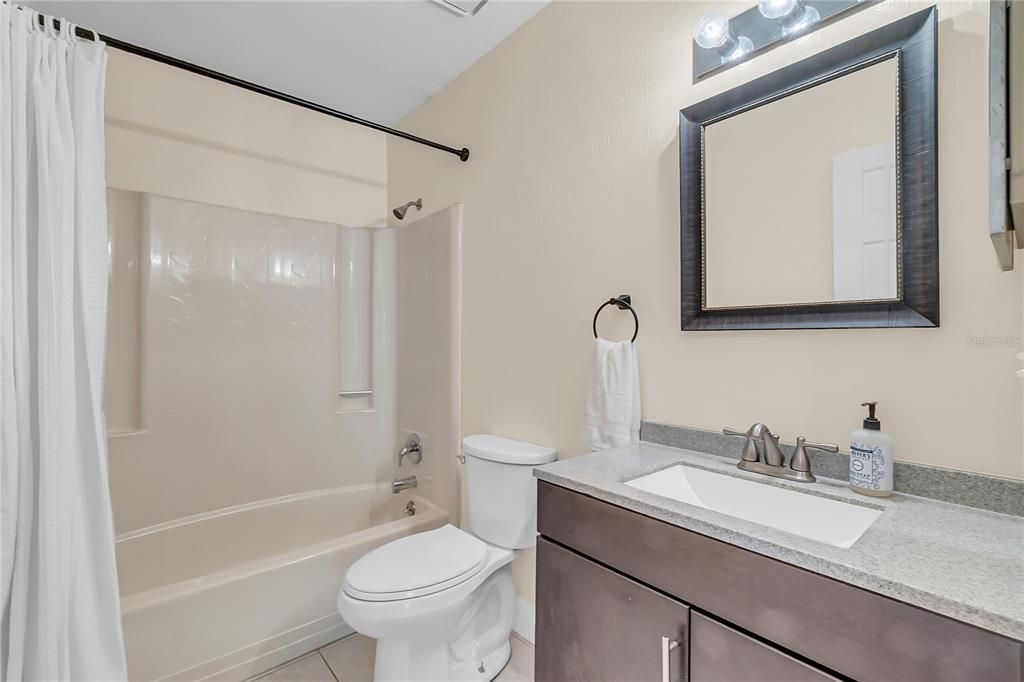 合同活跃: $254,900 (2 贝兹, 2 浴室, 1328 平方英尺)