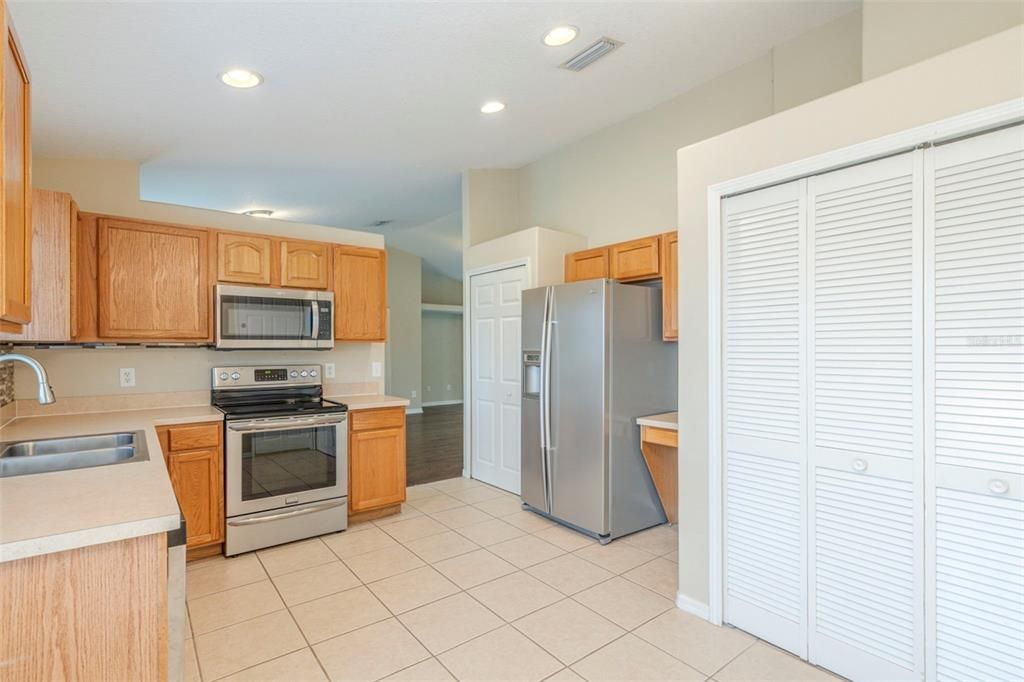 Active With Contract: $299,900 (3 beds, 2 baths, 1585 Square Feet)