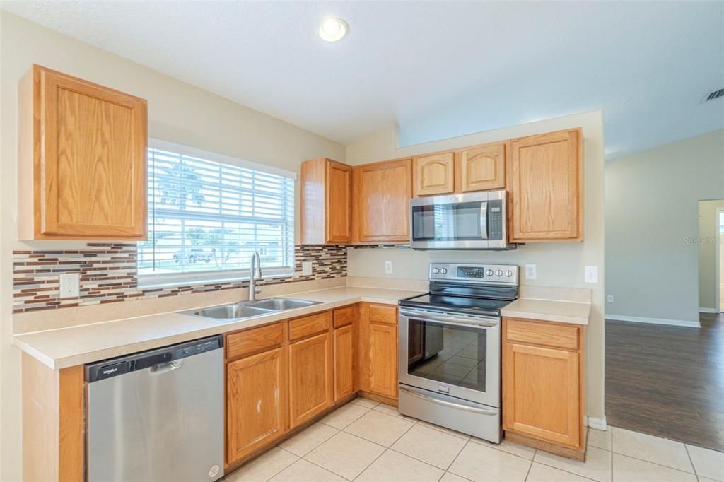 Active With Contract: $299,900 (3 beds, 2 baths, 1585 Square Feet)
