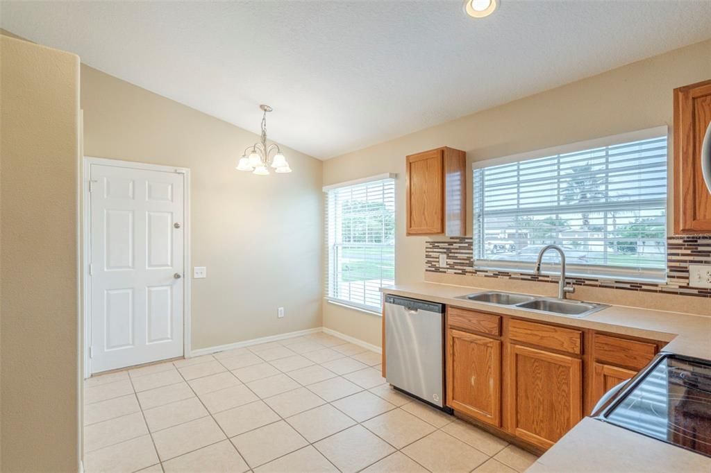 Active With Contract: $299,900 (3 beds, 2 baths, 1585 Square Feet)