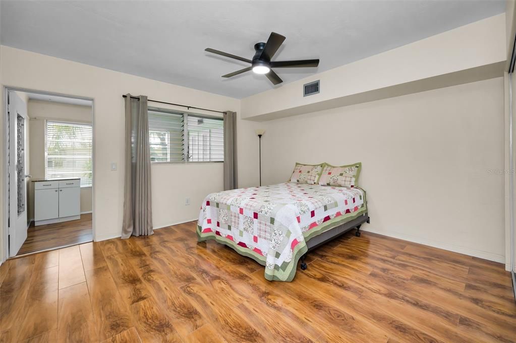 For Sale: $98,500 (1 beds, 1 baths, 652 Square Feet)