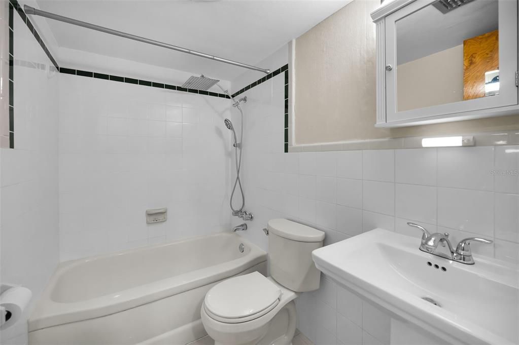 For Sale: $98,500 (1 beds, 1 baths, 652 Square Feet)