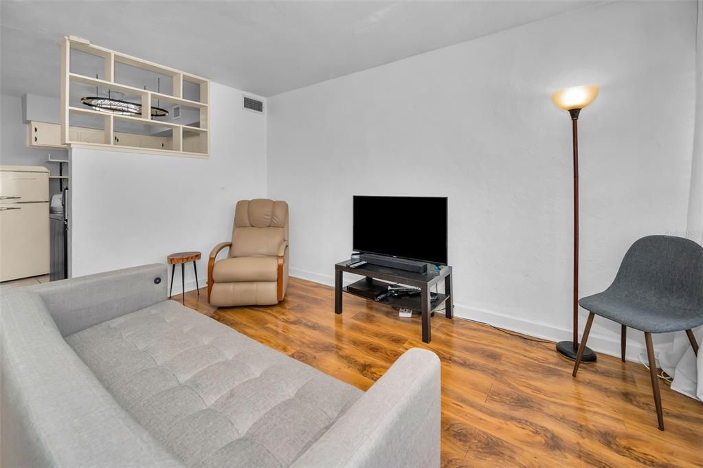 For Sale: $98,500 (1 beds, 1 baths, 652 Square Feet)