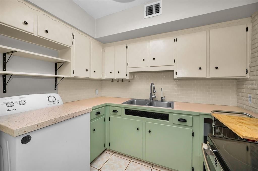 For Sale: $98,500 (1 beds, 1 baths, 652 Square Feet)