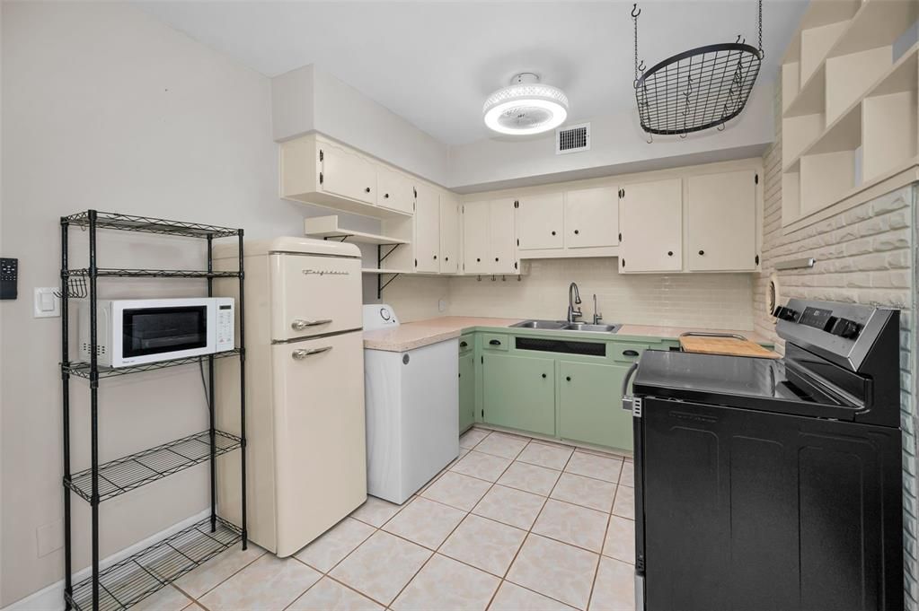 For Sale: $98,500 (1 beds, 1 baths, 652 Square Feet)