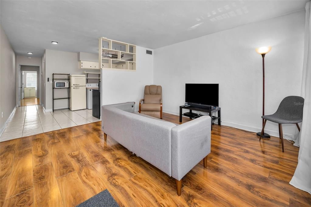 For Sale: $98,500 (1 beds, 1 baths, 652 Square Feet)