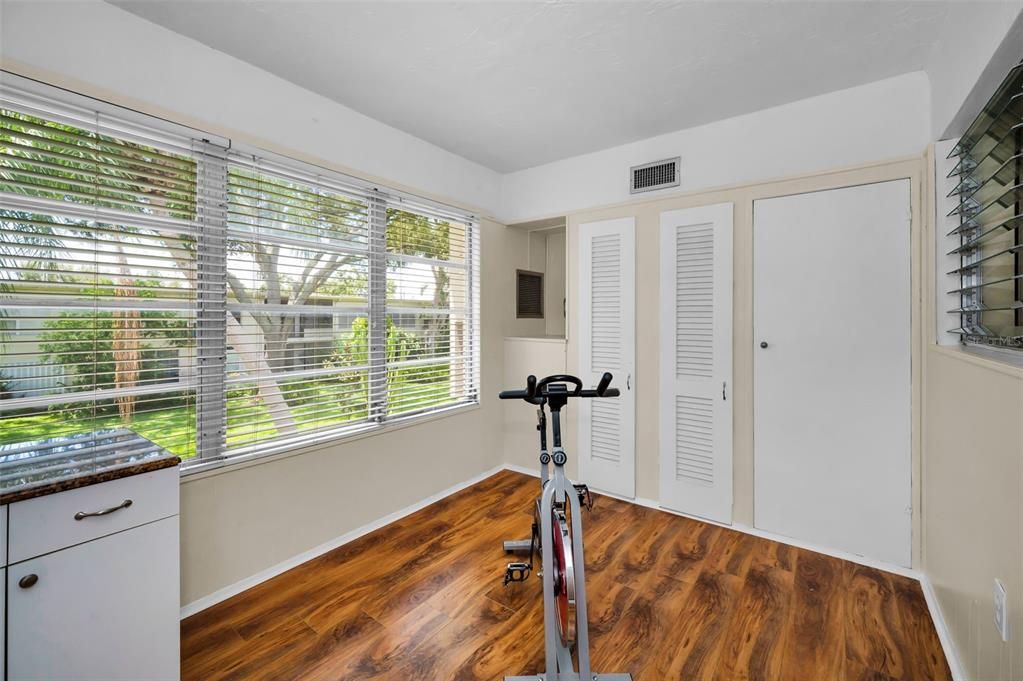 For Sale: $98,500 (1 beds, 1 baths, 652 Square Feet)