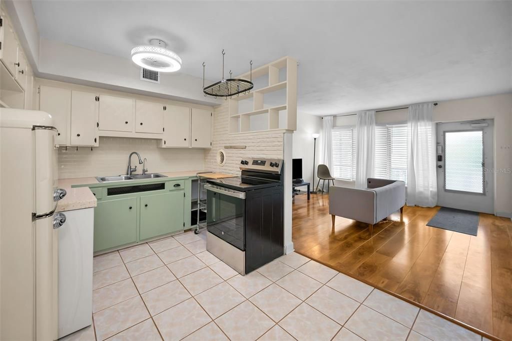 For Sale: $98,500 (1 beds, 1 baths, 652 Square Feet)