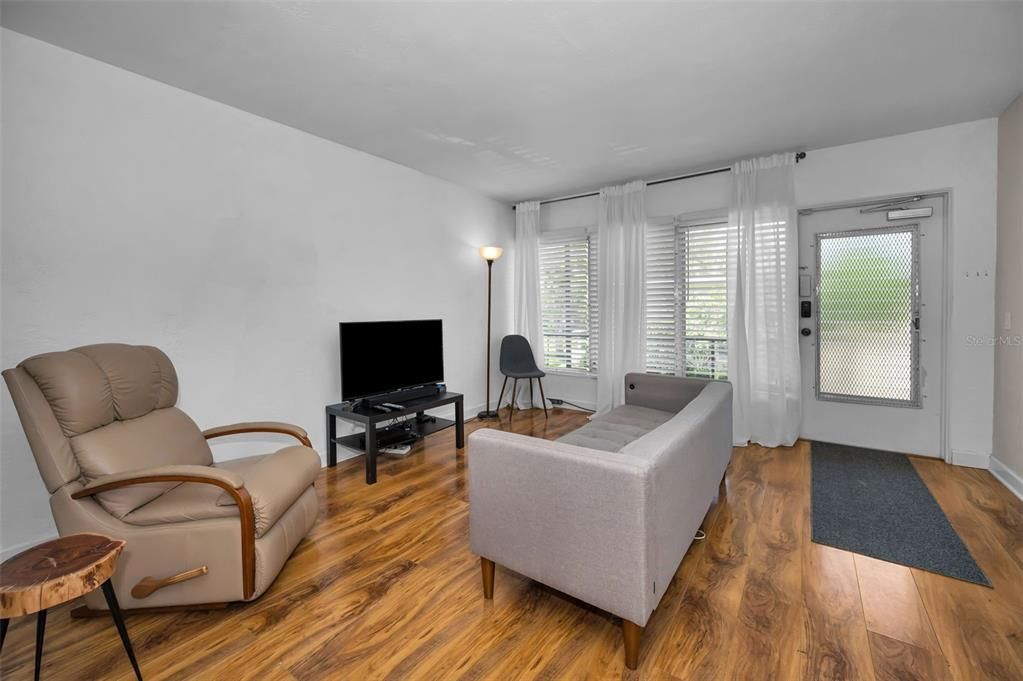 For Sale: $98,500 (1 beds, 1 baths, 652 Square Feet)