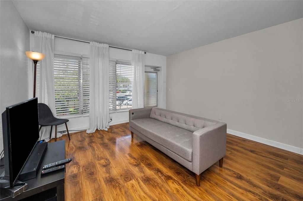 For Sale: $98,500 (1 beds, 1 baths, 652 Square Feet)