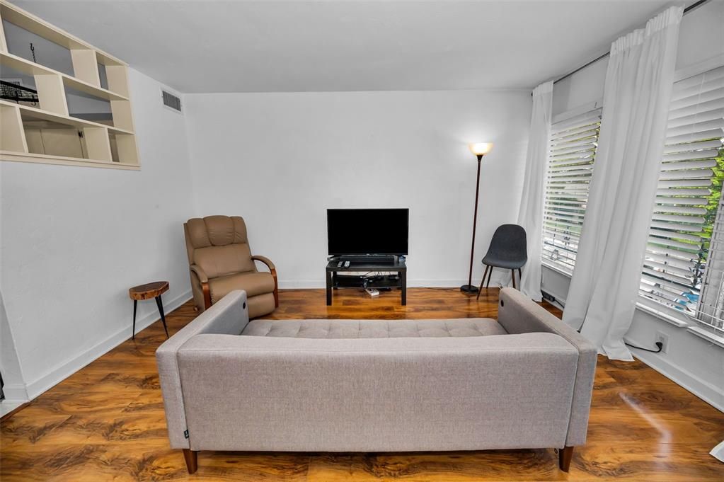 For Sale: $98,500 (1 beds, 1 baths, 652 Square Feet)