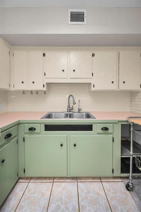 For Sale: $98,500 (1 beds, 1 baths, 652 Square Feet)