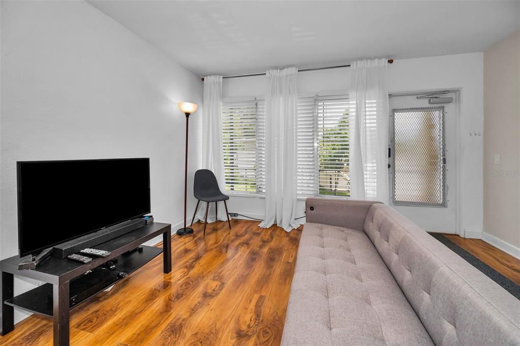 For Sale: $98,500 (1 beds, 1 baths, 652 Square Feet)