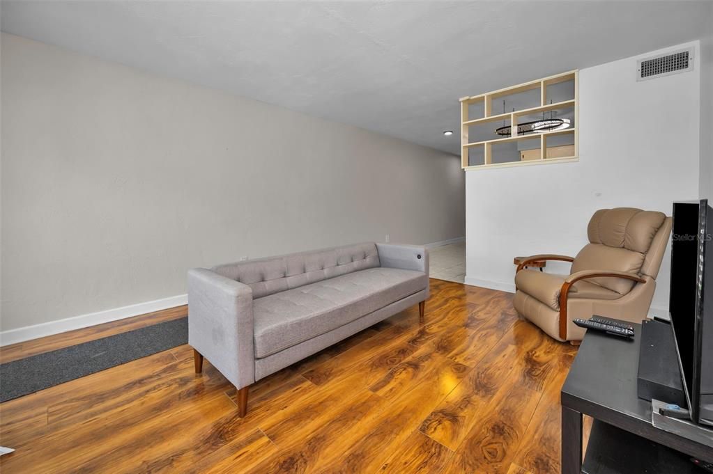 For Sale: $98,500 (1 beds, 1 baths, 652 Square Feet)