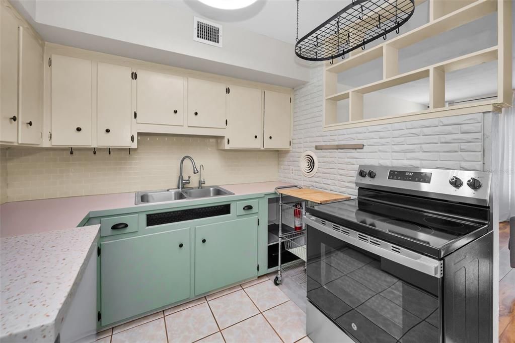 For Sale: $98,500 (1 beds, 1 baths, 652 Square Feet)