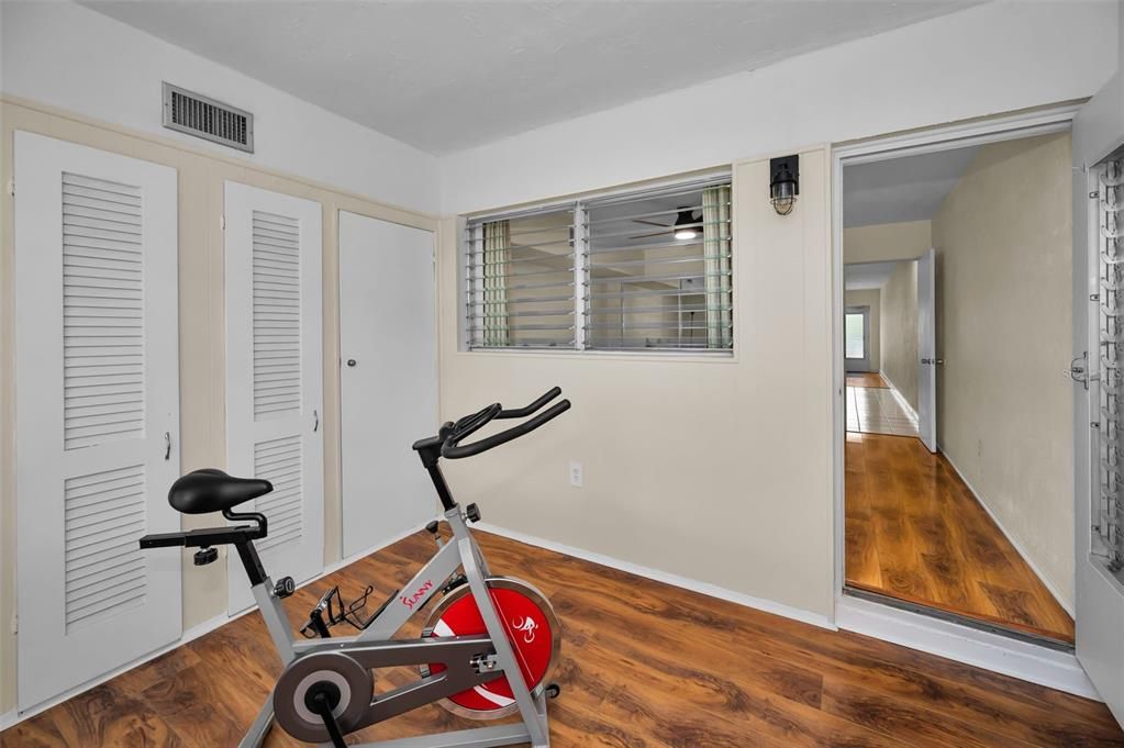 For Sale: $98,500 (1 beds, 1 baths, 652 Square Feet)