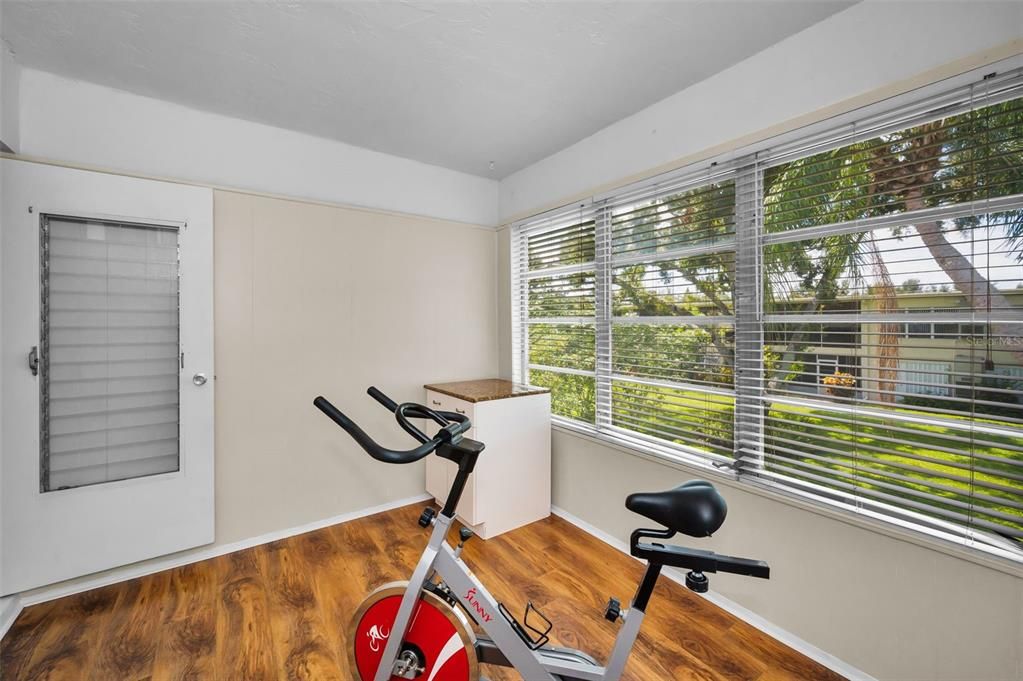 For Sale: $98,500 (1 beds, 1 baths, 652 Square Feet)