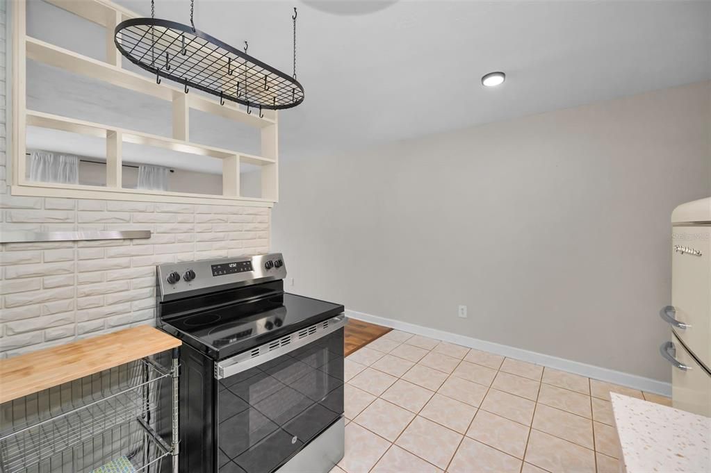 For Sale: $98,500 (1 beds, 1 baths, 652 Square Feet)