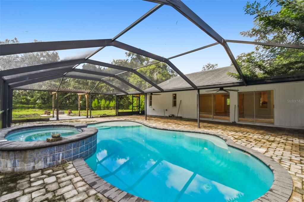 En Venta: $865,000 (5 camas, 2 baños, 2680 Pies cuadrados)