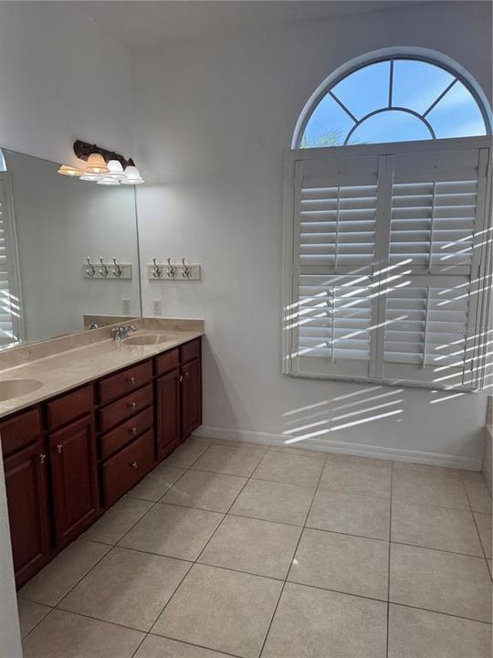 出租: $3,000 (4 贝兹, 4 浴室, 3331 平方英尺)