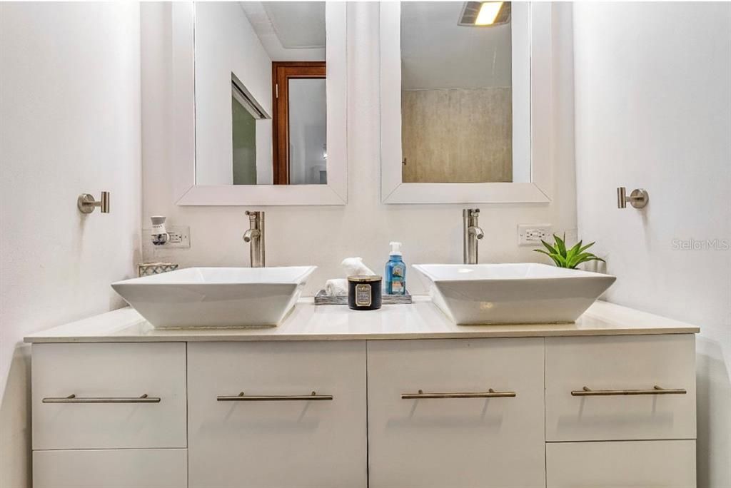 For Rent: $3,500 (2 beds, 2 baths, 1010 Square Feet)