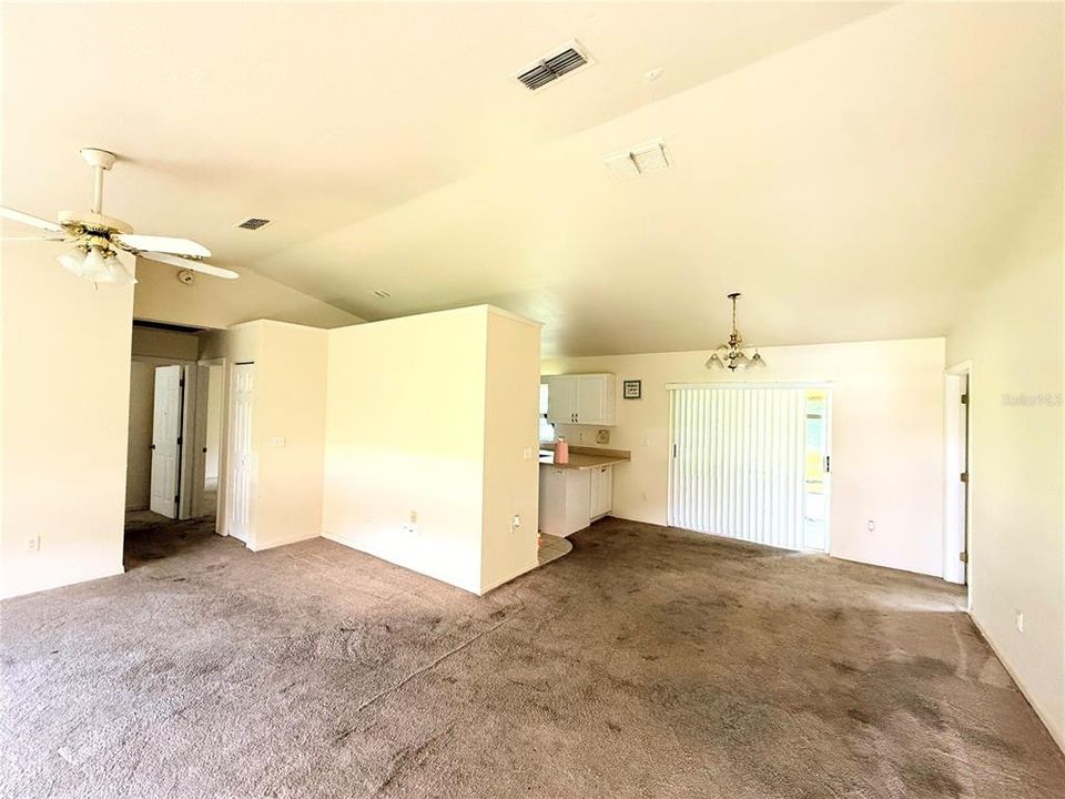 合同活跃: $209,900 (3 贝兹, 2 浴室, 1370 平方英尺)