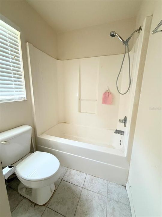 合同活跃: $209,900 (3 贝兹, 2 浴室, 1370 平方英尺)