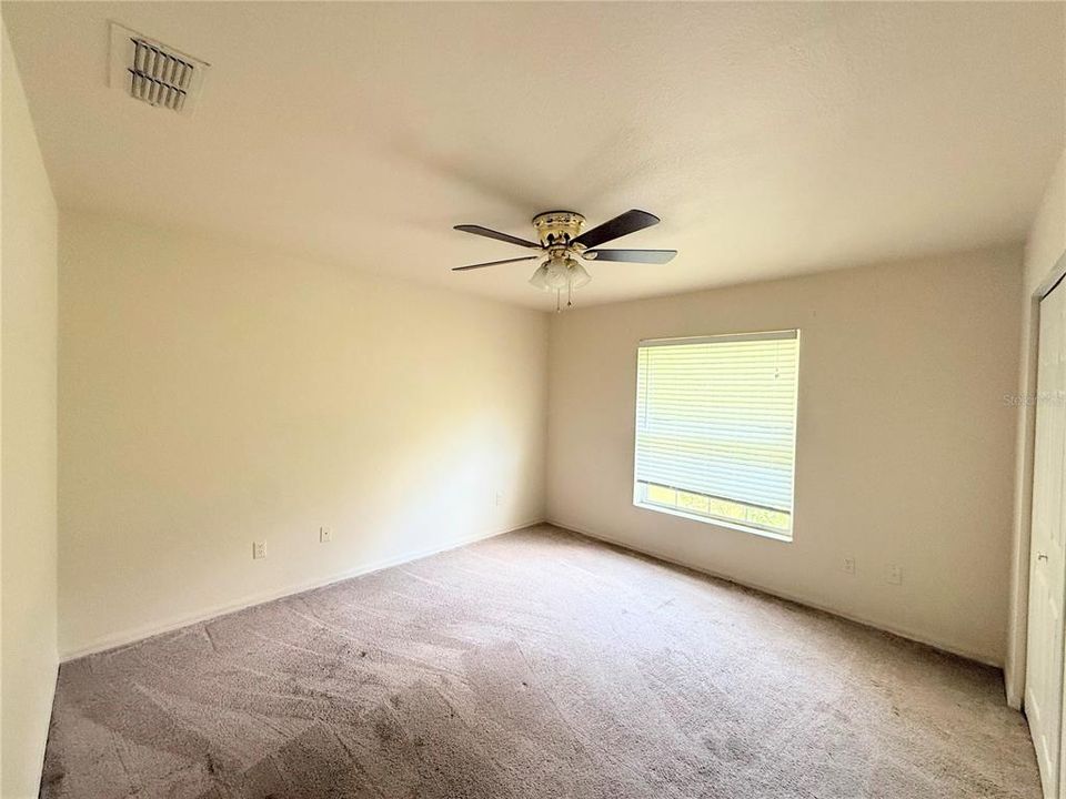 合同活跃: $209,900 (3 贝兹, 2 浴室, 1370 平方英尺)