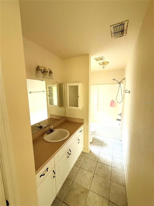 合同活跃: $209,900 (3 贝兹, 2 浴室, 1370 平方英尺)