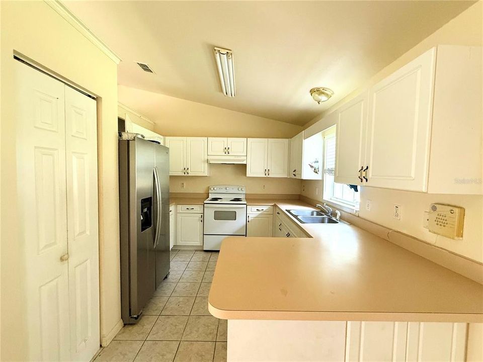 合同活跃: $209,900 (3 贝兹, 2 浴室, 1370 平方英尺)