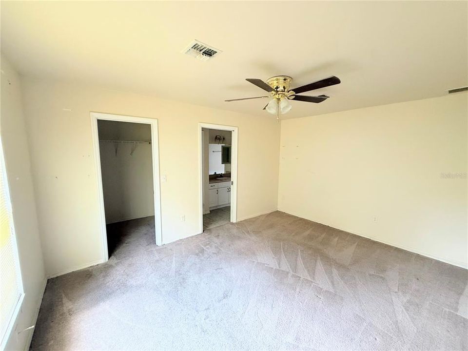 合同活跃: $209,900 (3 贝兹, 2 浴室, 1370 平方英尺)