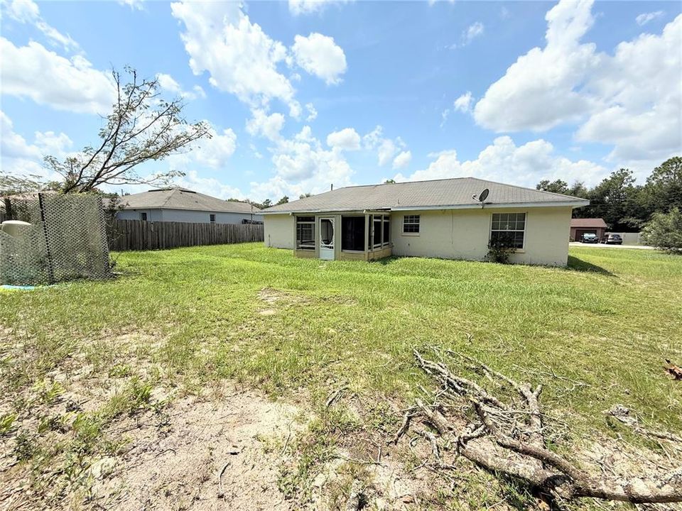 合同活跃: $209,900 (3 贝兹, 2 浴室, 1370 平方英尺)